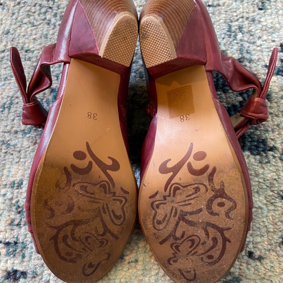 Everybody by BZ Moda Vintage burgundy peep toe heels - Size 38 (US 7-8) - Picture 5 of 6